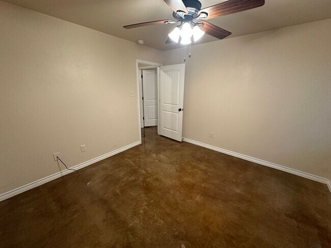 Building Photo - AVAILABLE NOW!!