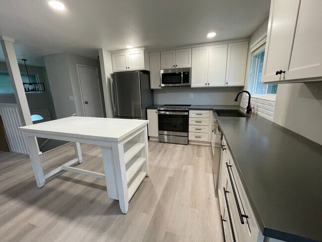 Building Photo - ***PENDING APPLICATION***Gorgeous 4 Bedroom Home In Desirable West Beach Area!