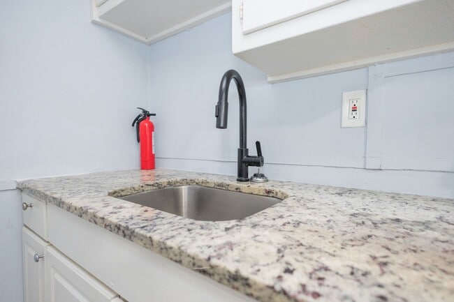 Building Photo - 911 Ray St