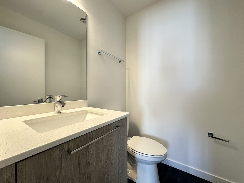 Building Photo - 7621 N Sheridan Rd