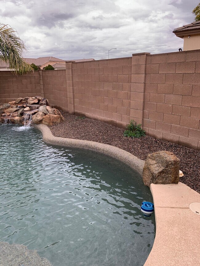 Building Photo - Very Nice 3 bedroom 2 bath home with a guest house