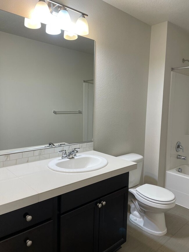 Building Photo - Beautiful 4 Bedroom 2.5 Bath Home Located ...