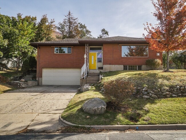 Building Photo - 4250 Edgehill Dr