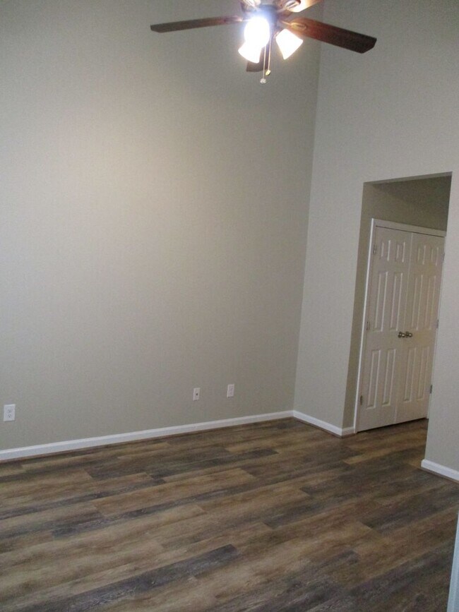 Building Photo - 3 Bedroom Townhouse with a Loft Area and a...
