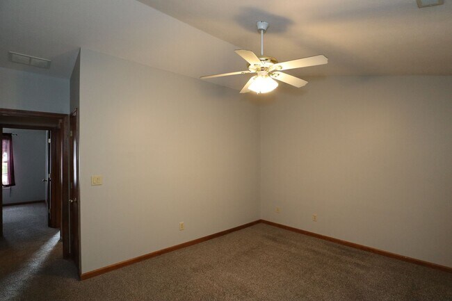 Building Photo - 3 Bedroom Fishers Rambler!