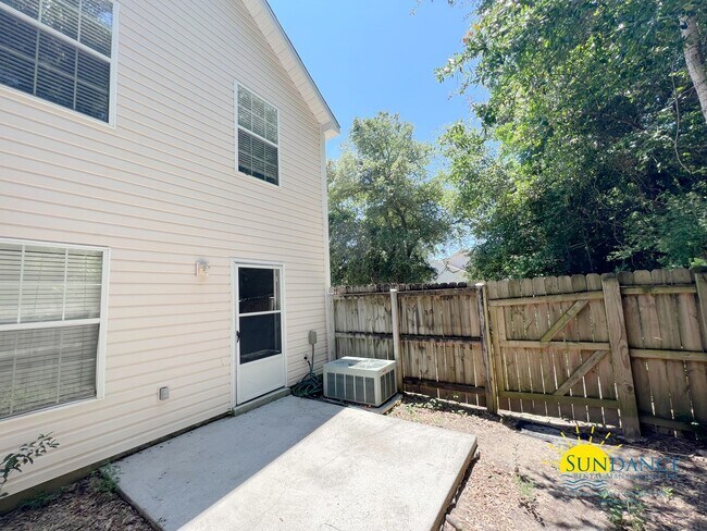Building Photo - Spacious 2 Bedroom Townhouse near Hurlburt Field AFB!
