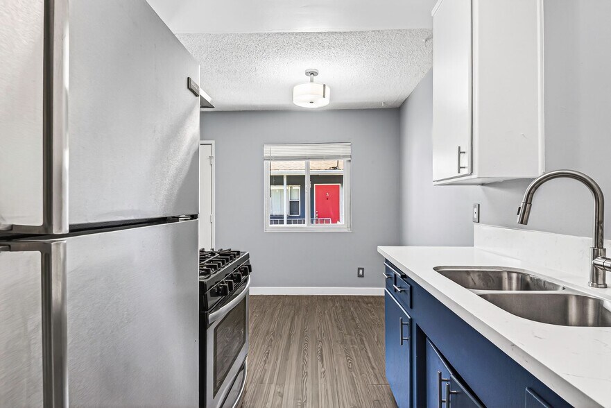 Building Photo - 539 E 11th St