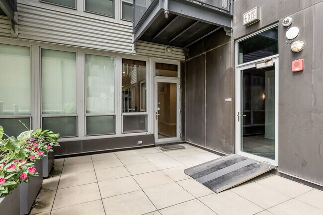 Building Photo - 565 W Quincy St
