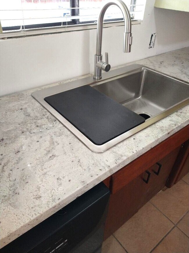 Building Photo - Large family home in Panorama area, near Bakersfield College!