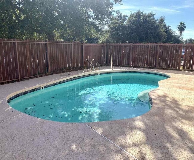 Building Photo - 205 Martingale