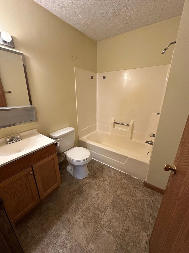 Building Photo - 3895-3905 N Meadow Ridge Dr