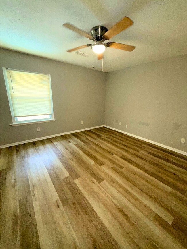 Building Photo - AVAILABLE NOW!!!