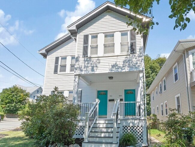 Building Photo - 549 Main St