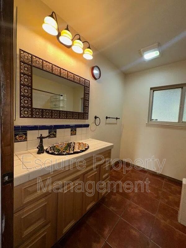 Building Photo - 1038 Green Lawn Ave