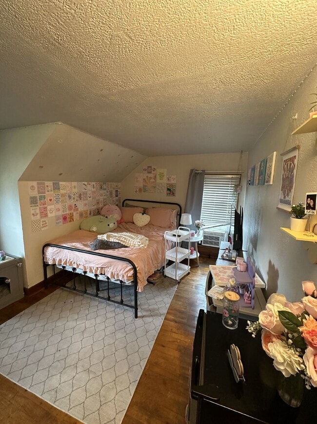 Building Photo - 4 Bed 2 Bath close to UWEC!