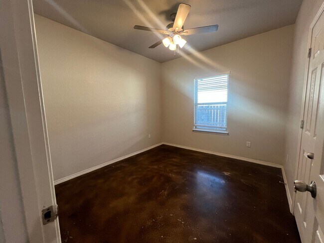 Building Photo - Luxury 3/2 Duplex in Seguin, Texas