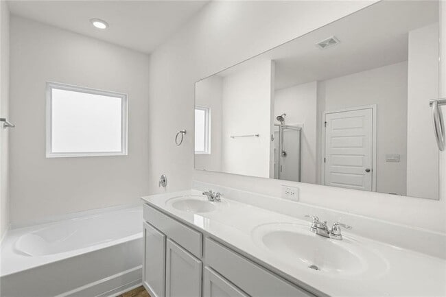 Building Photo - 166 Champlain Rd