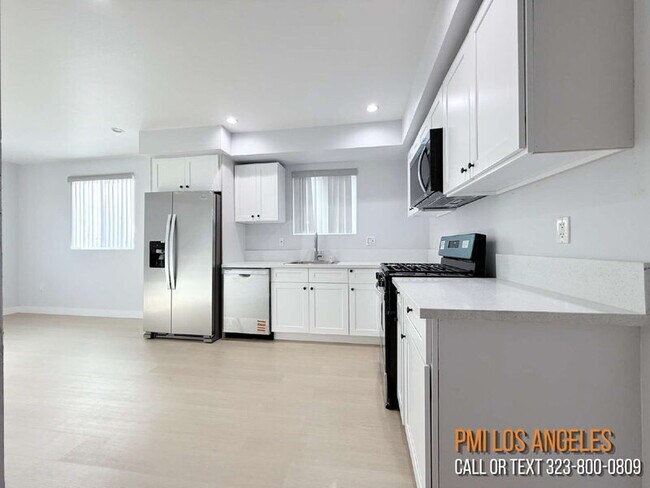 Building Photo - 208 1/2 E 87th St