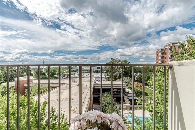 Building Photo - 300 Johnson Ferry Rd