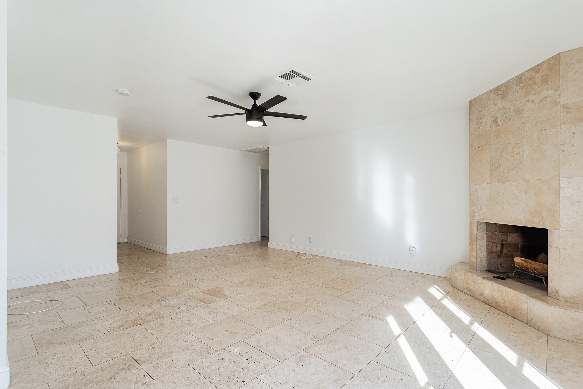 Living toward hallway unfurnished - 3112 La Mesa Dr