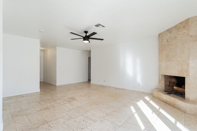 Living toward hallway unfurnished - 3112 La Mesa Dr