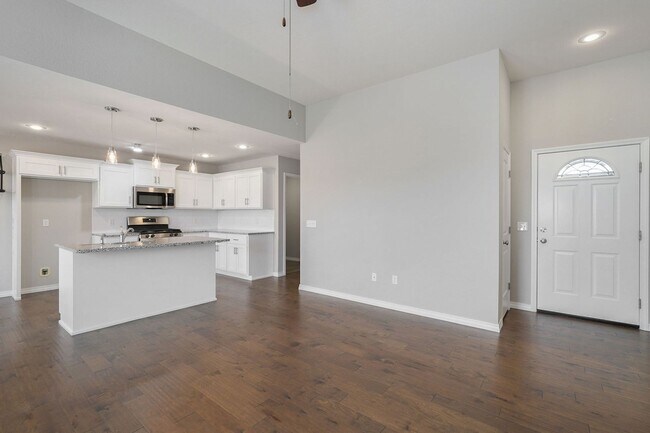 Building Photo - Modern 3 Bed / 2 Bath Home with Open Layout & Fenced Yard