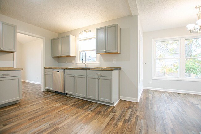 Building Photo - Pet Friendly Three Bedroom!