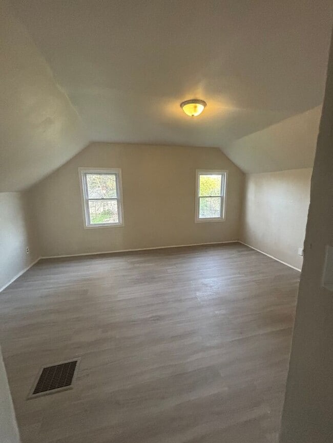 Building Photo - COZY 4 BEDROOM CAPE COD