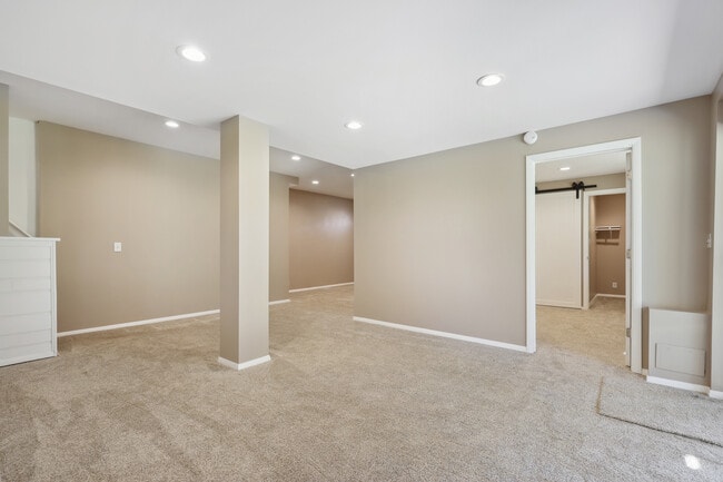 Building Photo - 10003 Crestridge Dr