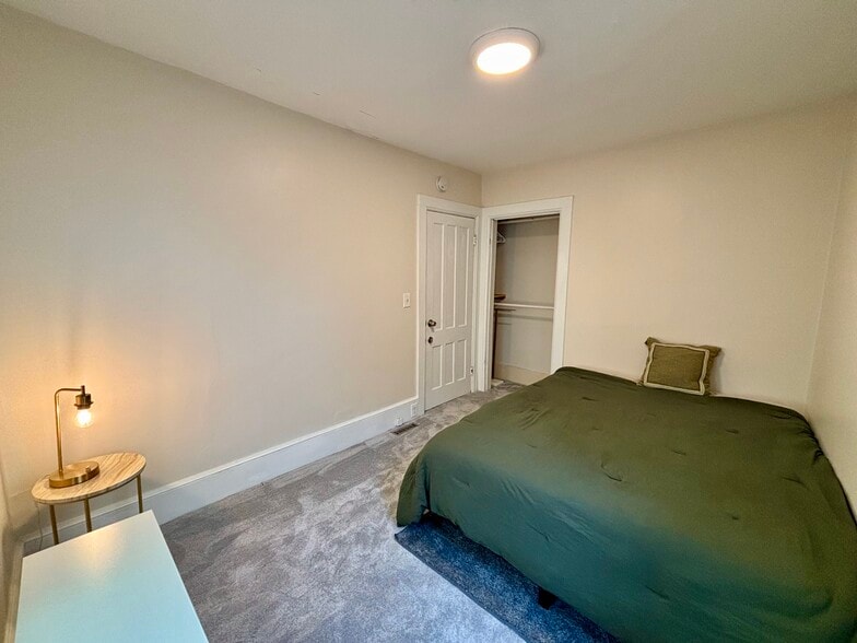 Queen 1 - 130 Woodlawn Ave