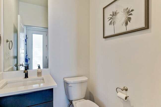 Building Photo - Beautiful Townhome in Daybreak