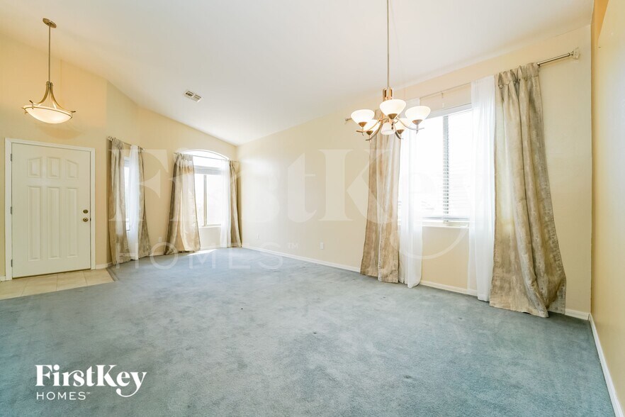 Building Photo - 5240 N Spring Pointe Pl