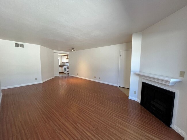 Building Photo - Pet Friendly, 3+2 w/balcony, parking + in-...