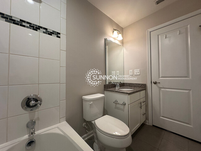 Building Photo - Beautiful 3 Bed Townhome in Eagle Lake Sub...