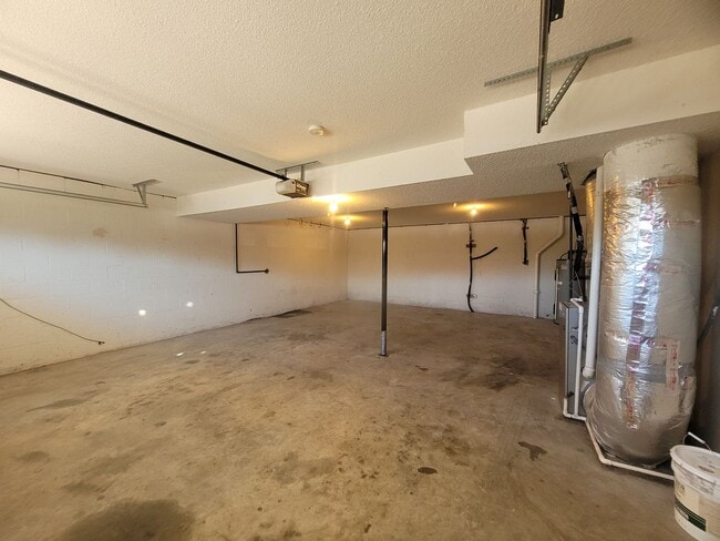 Building Photo - $1900 - 4 Beds 3 Bath + Bonus Room w/ Massive Fenced Yard