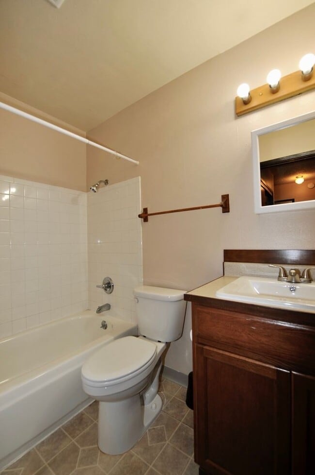 Building Photo - 2 bed 1 bath apartment (4plex building) lower unit