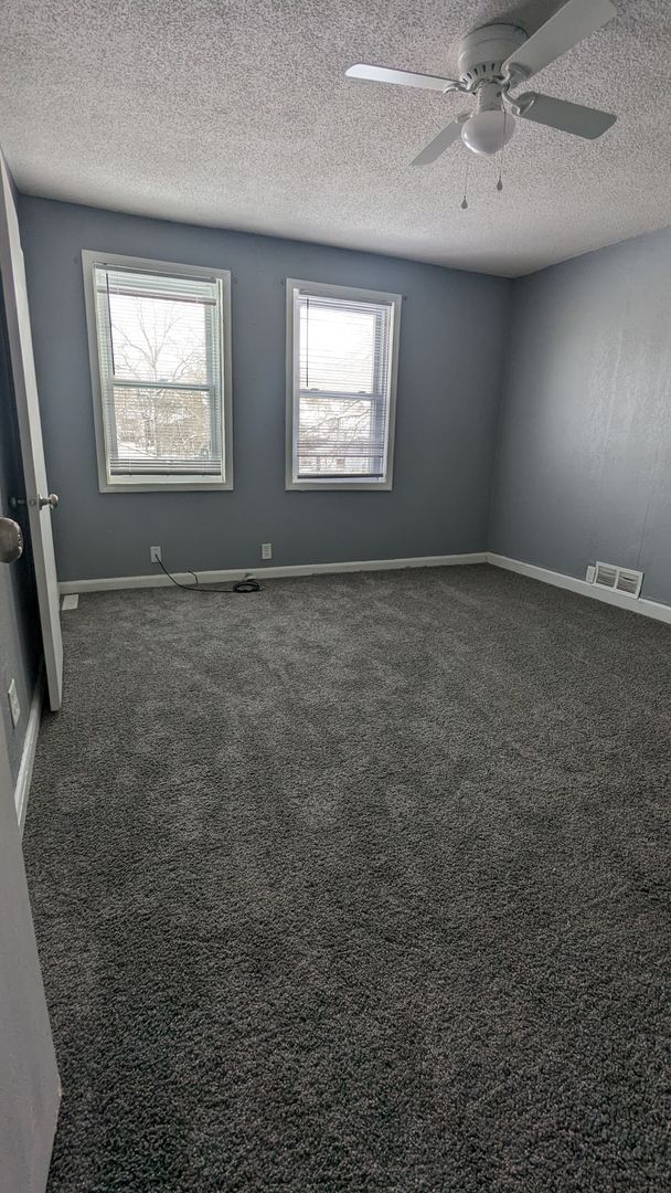 Building Photo - 3 bedroom/2 bath home