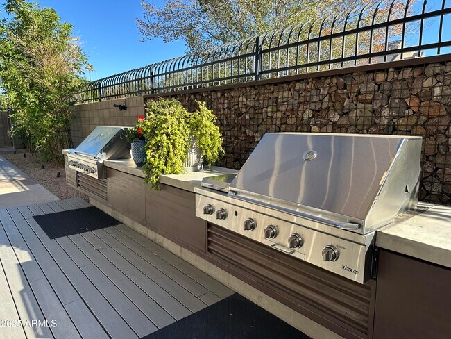 Building Photo - 200 W Portland St