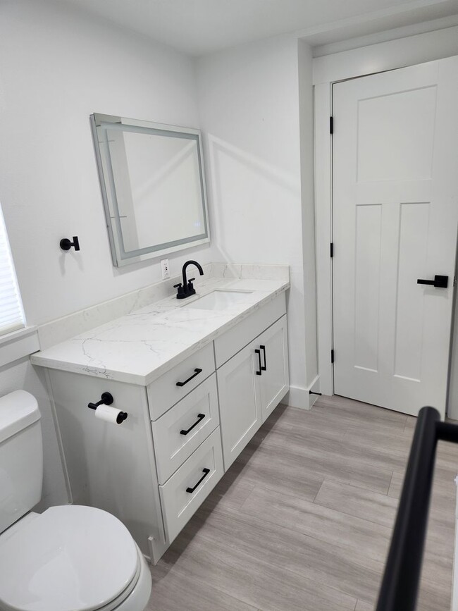 Building Photo - Modern Style and Luxury Amenities in Ephra...