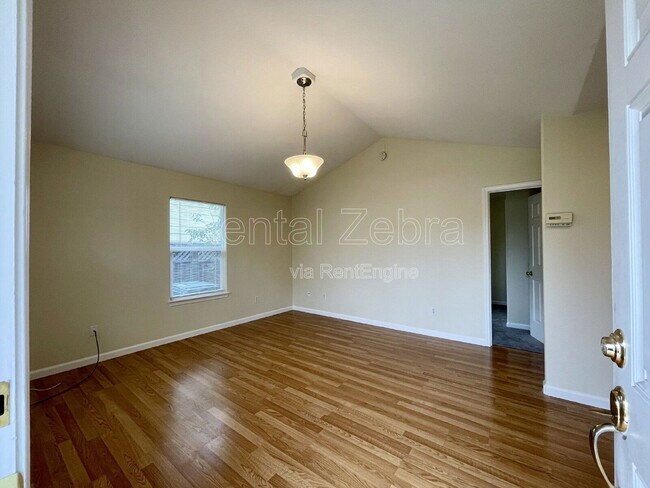 Building Photo - 2062 Red Oak Cir