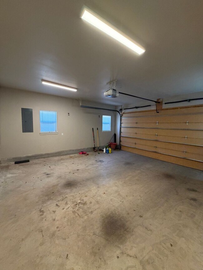 Building Photo - Three Bedroom Two Bath Ironbridge Home