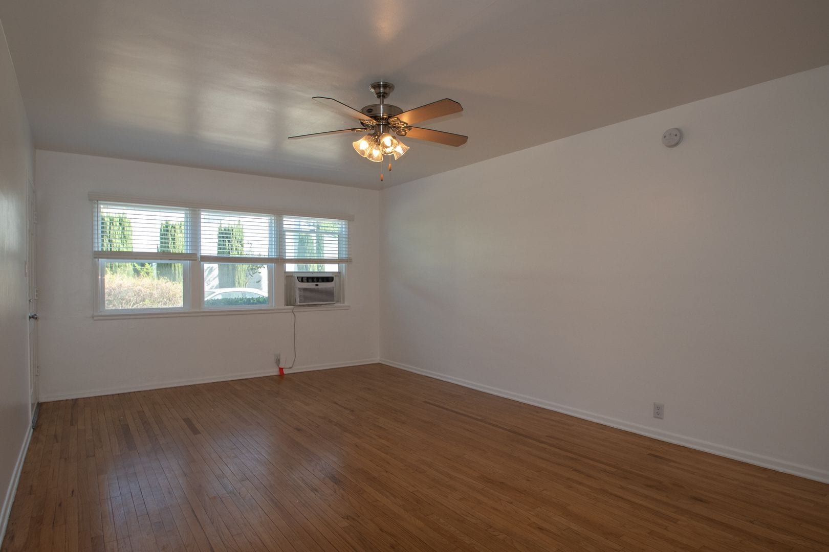 Building Photo - 6308 Vineland Ave