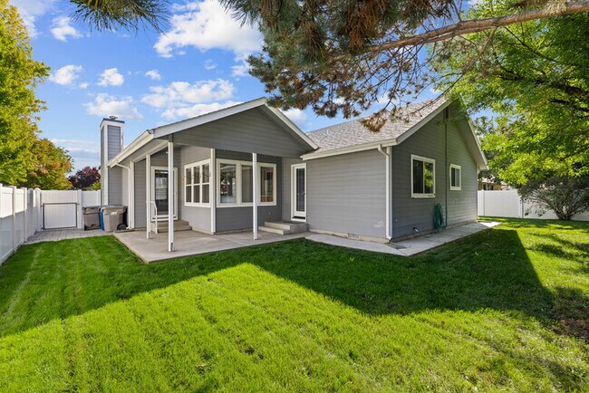 Building Photo - 5415 N Noble Fir Ave