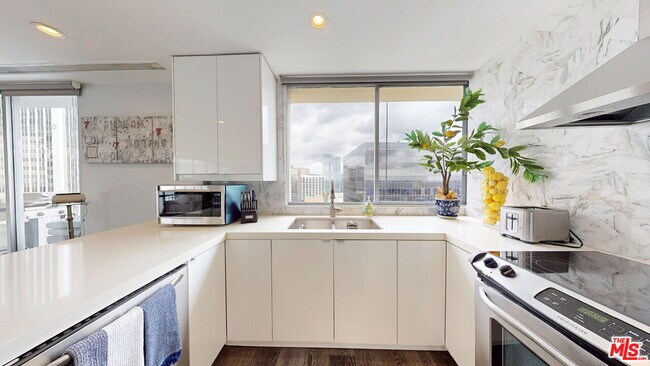 Building Photo - 2160 Century Pk E