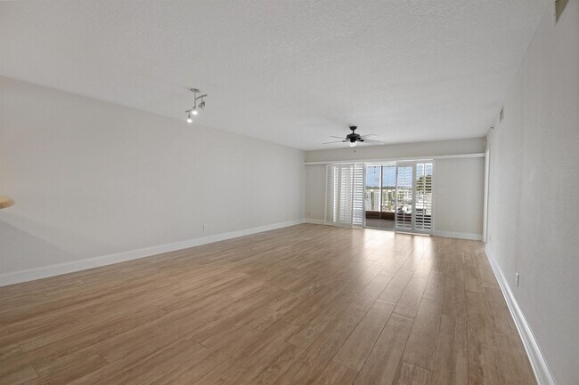 Building Photo - 324 Village Dr