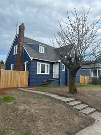 Building Photo - Downtown Remodeled Kent Home with fenced y...