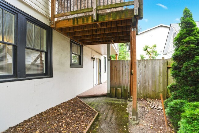 Building Photo - MF 43 - Kelly Avenue
