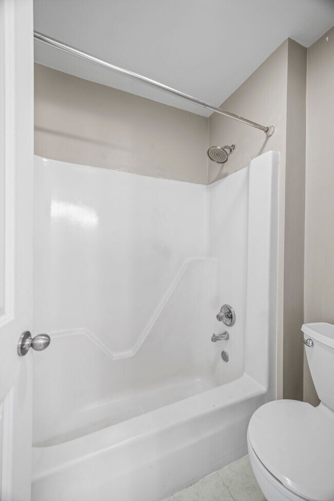Building Photo - 2 Bed | 1.5 Bath | Private Backyard | Prim...