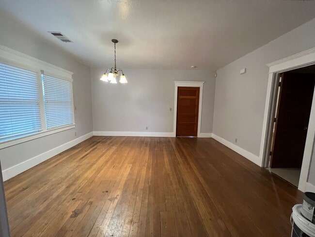 Building Photo - Country Home