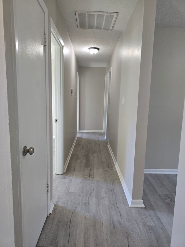 Building Photo - NEW LISTING!!!!!